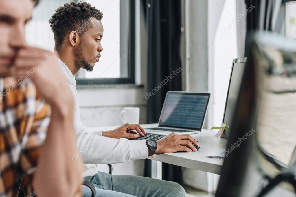 Sviluppatore software al lavoro